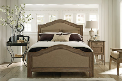 Imagen de dormitorio contemporáneo con paredes blancas y suelo de madera clara