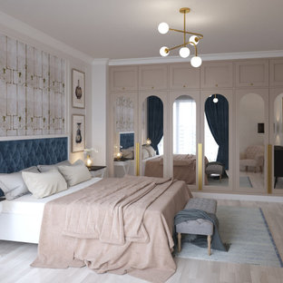Immagine di una camera matrimoniale moderna di medie dimensioni con pareti rosa e parquet chiaro
