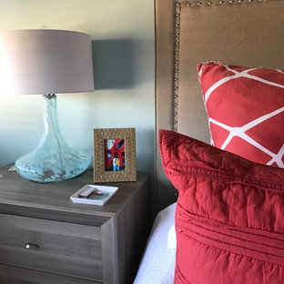 Foto de dormitorio principal, costero, de tamaño medio, con suelo de baldosas de porcelana