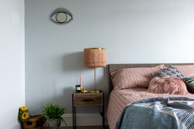 Foto de dormitorio ecléctico de tamaño medio con paredes grises