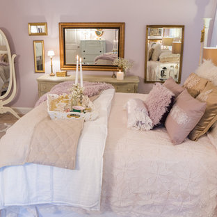 Modelo de dormitorio principal, romántico, grande, con paredes rosas, moqueta, chimeneas suspendidas, marco de chimenea de metal y suelo rosa