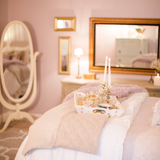 Großes Shabby-Chic Hauptschlafzimmer mit rosa Wandfarbe, Teppichboden, Hängekamin, Kaminumrandung aus Metall und rosa Boden in Sonstige