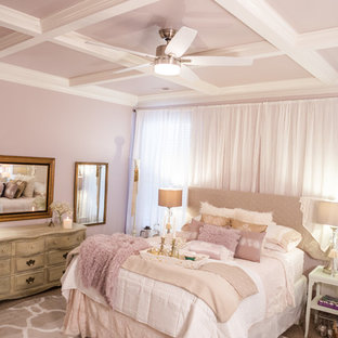 Großes Shabby-Look Hauptschlafzimmer mit rosa Wandfarbe, Teppichboden, Hängekamin, Kaminumrandung aus Metall und weißem Boden in Sonstige