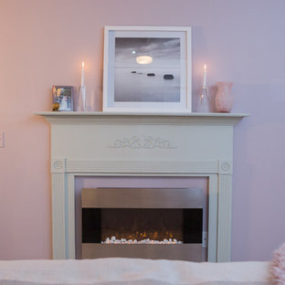 Imagen de dormitorio principal, romántico, grande, con paredes rosas, moqueta, chimeneas suspendidas, marco de chimenea de metal y suelo rosa