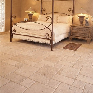 Diseño de dormitorio principal, rural, grande, con paredes beige y suelo de travertino