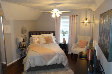 アトランタにある小さなトランジショナルスタイルのおしゃれな客用寝室 (グレーの壁、濃色無垢フローリング、茶色い床)