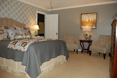 Imagen de dormitorio principal clásico renovado grande sin chimenea con paredes grises, moqueta y suelo beige