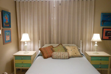 マイアミにある中くらいなトラディショナルスタイルのおしゃれな客用寝室 (ベージュの壁、暖炉なし)
