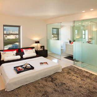 Imagen de dormitorio principal, contemporáneo, sin chimenea, con paredes blancas