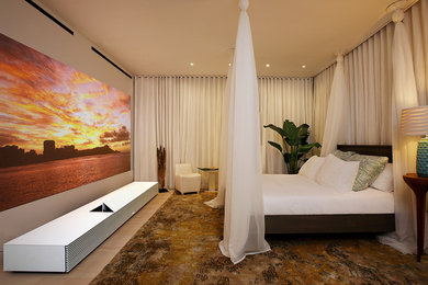 Modelo de dormitorio principal minimalista de tamaño medio sin chimenea con paredes blancas y suelo de madera clara