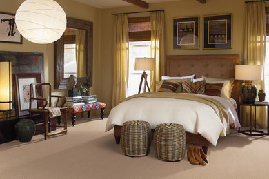トロントにある中くらいなトラディショナルスタイルのおしゃれな主寝室 (黄色い壁、カーペット敷き、暖炉なし)
