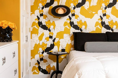Diseño de habitación de invitados minimalista de tamaño medio con paredes amarillas y moqueta