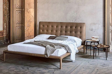 Modelo de dormitorio principal retro grande sin chimenea con paredes grises, suelo gris y suelo de madera en tonos medios