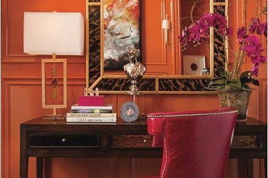 サンディエゴにある中くらいなコンテンポラリースタイルのおしゃれな主寝室 (オレンジの壁、濃色無垢フローリング、暖炉なし、茶色い床) のインテリア