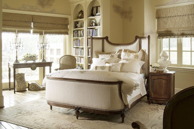 Foto de dormitorio principal clásico grande sin chimenea con paredes beige, suelo de madera en tonos medios y suelo beige