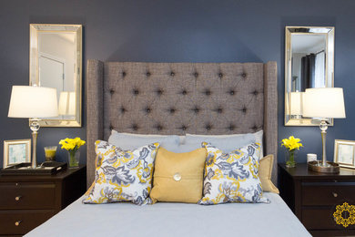 Foto de dormitorio principal clásico renovado de tamaño medio sin chimenea con paredes azules y suelo de madera en tonos medios