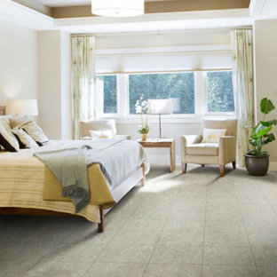 Foto de dormitorio principal, tradicional, grande, con paredes blancas, suelo de pizarra y suelo gris