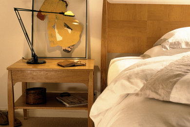 Modelo de dormitorio asiático con paredes beige, moqueta y suelo marrón