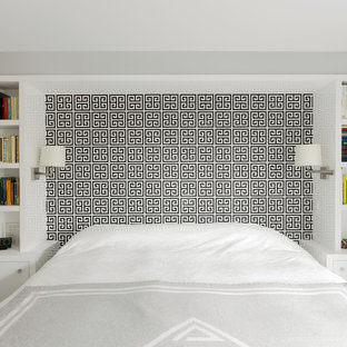 Immagine di una camera da letto tradizionale con pareti bianche