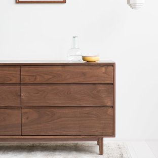 Ejemplo de dormitorio tipo loft, moderno, de tamaño medio, con paredes blancas y suelo de madera pintada