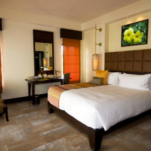 Inspiration pour une chambre d'amis asiatique de taille moyenne avec un mur beige, un sol en carrelage de céramique, aucune cheminée et un sol marron.