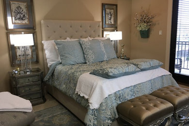 ヒューストンにある中くらいなトランジショナルスタイルのおしゃれな主寝室 (ベージュの壁、ライムストーンの床、暖炉なし、ベージュの床) のインテリア