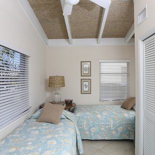 Maritimes Gästezimmer ohne Kamin mit beiger Wandfarbe und Linoleum in Tampa