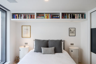 ロンドンにある小さなコンテンポラリースタイルのおしゃれな寝室 (白い壁、淡色無垢フローリング、ベージュの床)
