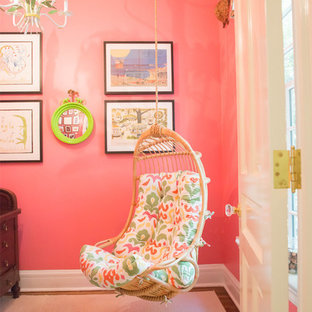 Diseño de habitación de invitados clásica, de tamaño medio, sin chimenea, con paredes rosas, suelo de madera en tonos medios y suelo marrón