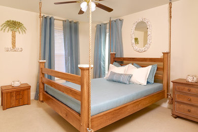 Diseño de dormitorio marinero con paredes beige y moqueta