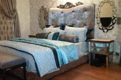 Diseño de dormitorio principal tradicional de tamaño medio sin chimenea con paredes beige, suelo de contrachapado y suelo marrón