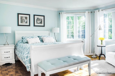 モントリオールにあるコンテンポラリースタイルのおしゃれな主寝室 (青い壁) のレイアウト