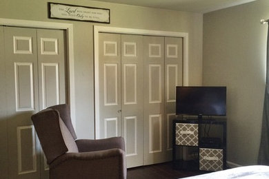 Imagen de dormitorio principal tradicional de tamaño medio con paredes beige y suelo de madera oscura