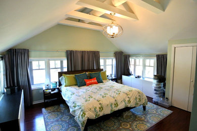 Diseño de dormitorio principal contemporáneo con paredes verdes y suelo de madera oscura