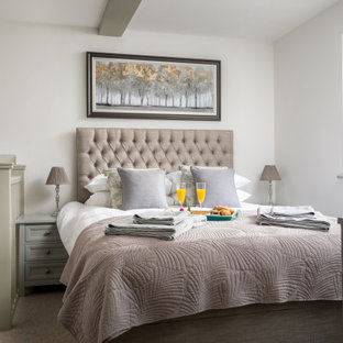 Modelo de dormitorio tipo loft, clásico, de tamaño medio, con paredes blancas, moqueta y suelo gris