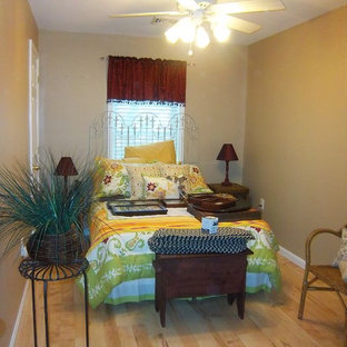 Foto di una piccola camera degli ospiti stile americano con parquet chiaro, pareti beige e pavimento giallo