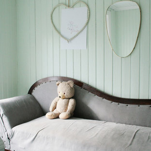 Ejemplo de dormitorio romántico con suelo de madera pintada