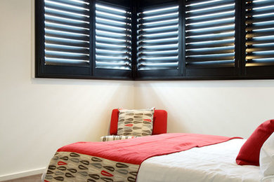 Пример оригинального дизайна: гостевая спальня среднего размера, (комната для гостей) в стиле модернизм с белыми стенами и ковровым покрытием