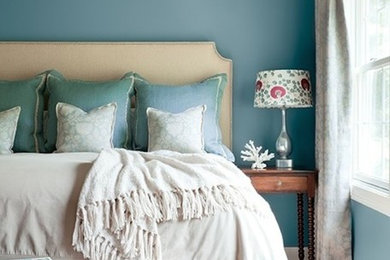 Foto de habitación de invitados tradicional renovada grande con paredes azules y suelo de madera clara