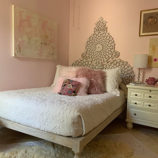 Diseño de dormitorio bohemio, pequeño, con paredes rosas, suelo de travertino y suelo beige