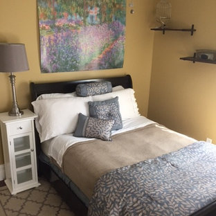 Foto de habitación de invitados tradicional renovada, de tamaño medio, con paredes amarillas y suelo de bambú