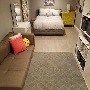 Imagen de habitación de invitados contemporánea, de tamaño medio, sin chimenea, con paredes grises y suelo laminado