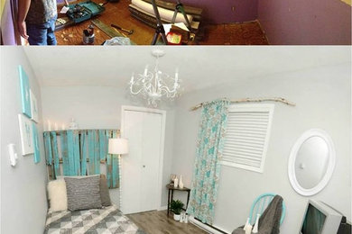 Modelo de habitación de invitados ecléctica pequeña sin chimenea con paredes grises y suelo de madera clara