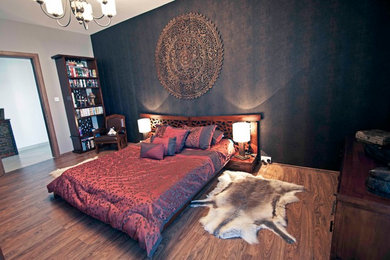 他の地域にあるアジアンスタイルのおしゃれな寝室 (茶色い壁、ラミネートの床) のインテリア
