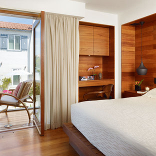 Imagen de dormitorio principal, exótico, de tamaño medio, con paredes marrones, suelo de madera oscura y suelo marrón