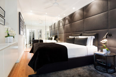 Стильный дизайн: хозяйская спальня среднего размера в современном стиле с белыми стенами и паркетным полом среднего тона без камина - последний тренд