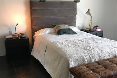 Ejemplo de dormitorio clásico renovado de tamaño medio con paredes blancas, suelo negro y suelo de baldosas de cerámica