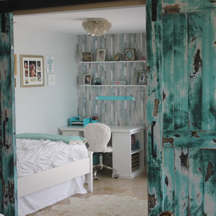 Modelo de dormitorio marinero, pequeño, sin chimenea, con paredes azules, suelo de travertino y suelo beige