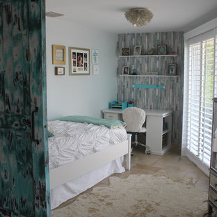 Imagen de dormitorio marinero, pequeño, sin chimenea, con paredes azules, suelo de travertino y suelo beige
