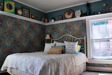 グランドラピッズにある小さなエクレクティックスタイルのおしゃれな客用寝室 (マルチカラーの壁、濃色無垢フローリング、暖炉なし) のインテリア
